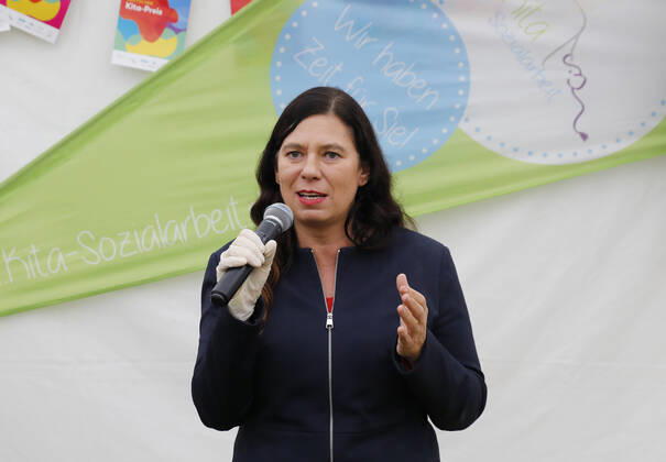 Senatorin für Bildung, Jugend und Familie des Landes Berlin Sandra Scheeres, Deutschland, Berlin, Familienministerin Giffey überreicht 10.000-Euro-Scheck an Spandauer Gewinner des Deutschen Kita-Preises 2020