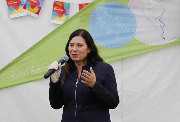 Senatorin für Bildung, Jugend und Familie des Landes Berlin Sandra Scheeres, Deutschland, Berlin, Familienministerin Giffey überreicht 10.000-Euro-Scheck an Spandauer Gewinner des Deutschen Kita-Preises 2020