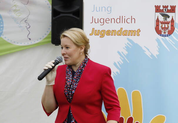 Franziska Giffey Bundesministerin für Familie, Senioren, Frauen und Jugend, Deutschland, Berlin, Familienministerin Giffey überreicht 10.000-Euro-Scheck an Spandauer Gewinner des Deutschen Kita-Preises 2020