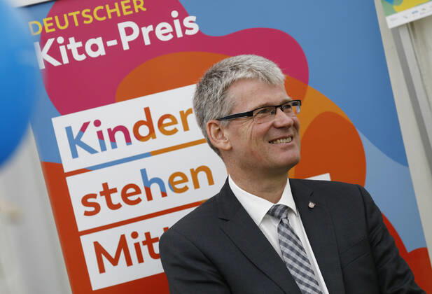 Bezirksbürgermeister Berlin-Spandaus Helmut Kleebank, Deutschland, Berlin, Familienministerin Giffey überreicht 10.000-Euro-Scheck an Spandauer Gewinner des Deutschen Kita-Preises 2020