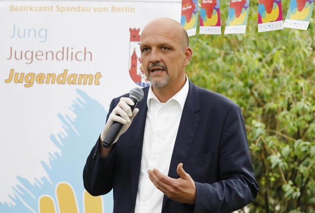 Bezirksstadtrat Berlin-Spandau Stephan Machulik, Deutschland, Berlin, Familienministerin Giffey überreicht 10.000-Euro-Scheck an Spandauer Gewinner des Deutschen Kita-Preises 2020