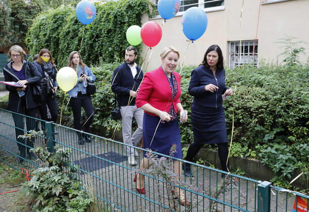 Franziska Giffey Bundesministerin für Familie, Senioren, Frauen und Jugend, Senatorin für Bildung, Jugend und Familie des Landes Berlin Sandra Scheeres, Deutschland, Berlin, Familienministerin Giffey überreicht 10.000-Euro-Scheck an Spandauer Gewinner des Deutschen Kita-Preises 2020