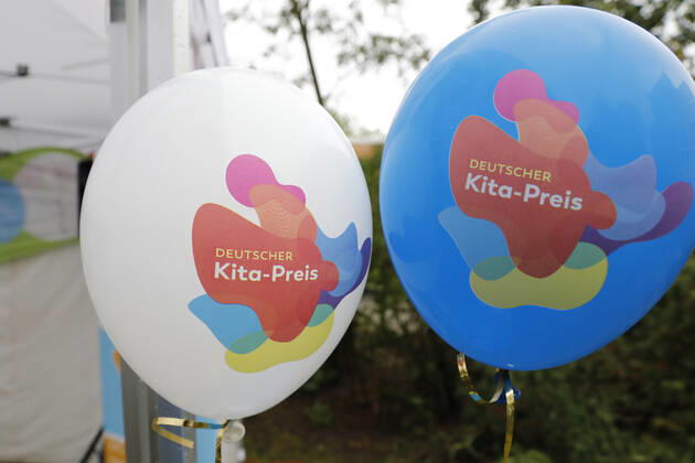 Deutschland, Berlin, Familienministerin Giffey überreicht 10.000-Euro-Scheck an Spandauer Gewinner des Deutschen Kita-Preises 2020
