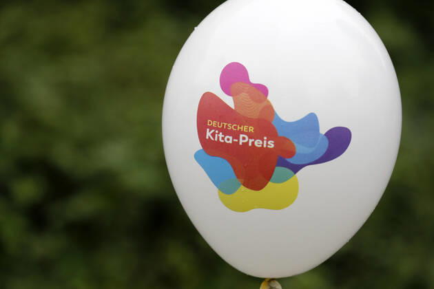 Deutschland, Berlin, Familienministerin Giffey überreicht 10.000-Euro-Scheck an Spandauer Gewinner des Deutschen Kita-Preises 2020