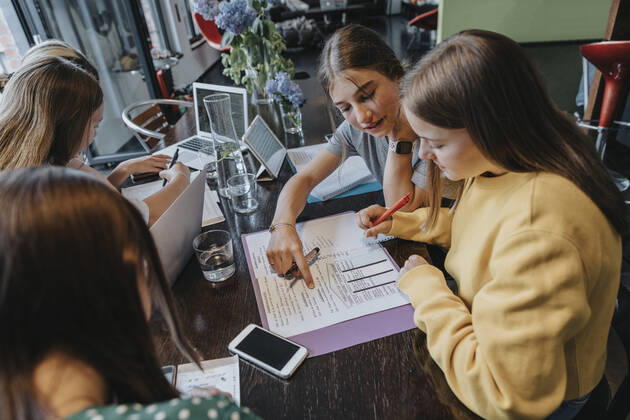 IMAGO Creative: Gesellschaft, Integration Teenage girls studying and learning from home, assisting eachother model released Symbolfoto property released MFF06011