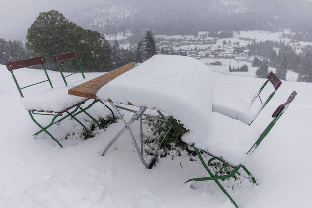 Bilder des Jahres 2020, News 09 September News Themen der Woche KW39 News Bilder des Tages 200926 Alpen. Was für ein Wetterwechsel in den Alpen. Nach 28 Â°C und Schwitzen nun bis zu 10 Zentimeter Neuschnee und Kälte. Der Sommer wurde von Tief Xyla regelrecht weggeblasen. Nach intensiven Schneefällen ist das Allgäu, hier vor allem die Ortschaft Oberjoch tief verschneit. Die Bäume sind zwar noch belaubt, doch überall liegt Schnee. Kinderspielplätze verschneit, Biergärten mit Schnee bedeckt, Winterschuhe, Winterjacke, Mütze nach dem Wettersturz muss man sich nun komplett anders kleiden. Blumen ächzen unter der Schneelast und erste Touristen bauen schon riesige Schneerollen. Die Kinder rodeln den Hang hinunter und auch eine dicke Schneeballschlacht ist möglich. Doch einige Touristen wurden auch eiskalt überrascht.