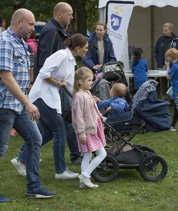 Crown Princess Victoria, Prince Oscar, Princess Estelle Prince Daniels Race and Sports Day 2017, Hagaparken, Stockholm Sweden Royal Palace Sweden x2551x, Copyright: xJohanxJeppsson TTx Prince Daniel s Race and Sports Day, Hagaparken, Solna, Sweden,