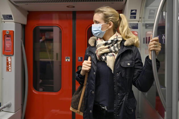 Frau mit Mundschutzmaske, steht in S-Bahn, Corona-Krise, Stuttgart, Baden-Württemberg, Deutschland Coronavirus