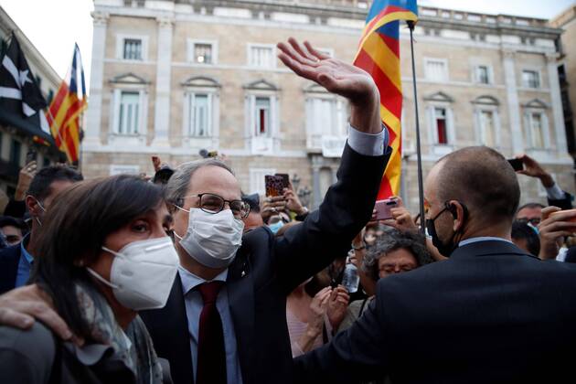 Bilder des Jahres 2020, News 09 September News Themen der Woche KW40 News Bilder des Tages Catalan regional President, Quim Torra (R), leaves the headquarters of Catalan s Regional Government after Spanish Supreme Court confirmed the disqualification of Torra for one and half year in Barcelona, Spain, 28 September 2020. Torra was disqualified for ignoring the rule by Spanish Central Election Board about removing banners in support of imprisoned pro-independent leaders from public building. Spanish Supreme Court confirms disqualification of Catalan President Quim Torra !ACHTUNG: NUR REDAKTIONELLE NUTZUNG! Copyright: xTonixAlbirx GRAFCAT2169 20200928-637369209037164022