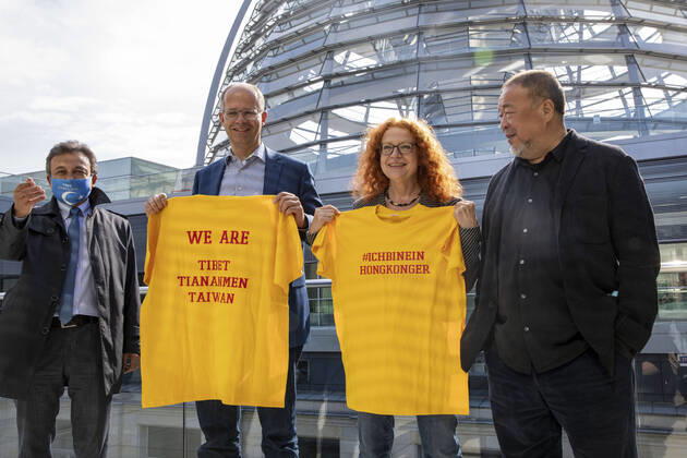 Bilder des Jahres 2020, News 09 September News Themen der Woche KW40 News Bilder des Tages Deutschland, Berlin, Bundestag, FDP Fraktion, Diskussionsveranstaltung ICH BIN EIN HONGKONGER mit dem Chinesischen Künstler Ai Weiwei, links Michael Brand CDU und Magarete Pause B90 Grüne, 29.09.2020