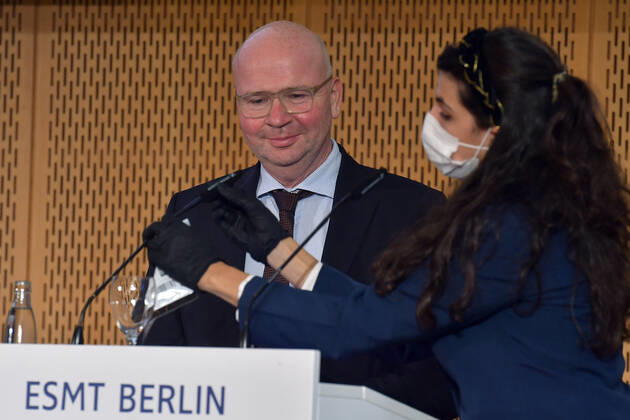 Preisverleihung Macher des Ostens 2020 Markus Voigt, Praesident, Verein Berliner Kaufleute und Industrieller (VBKI) Eine Mitarbeiterin reinigt die MiKrofone, nach jeder Ansprache Festakt zur Preisverleihung, Macher (Ehrenpreis) des Ostens in Berlin am 29.09.2020