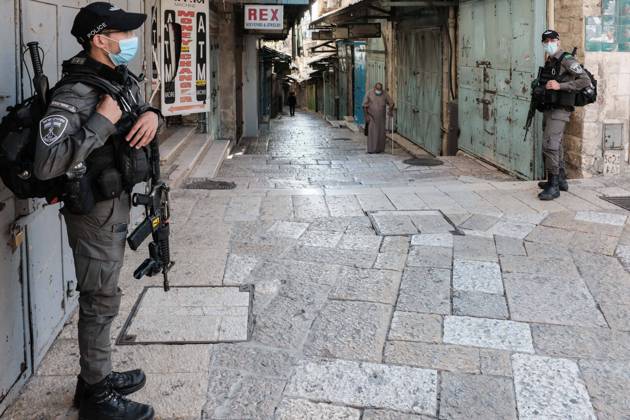 Bilder des Jahres 2020, News 09 September News Themen der Woche KW40 September 30, 2020, Jerusalem, Israel: Policemen and women enforce IsraelÃ¢â‚¬â ¢s second lockdown, which began 18th September, 2020, at the Jaffa Gate. PM Netanyahu clarified lockdown will be in effect for at least a month as hospital Coronavirus wards around the country struggle nearing capacity. Israel has in recent days surpassed even the U.S.A. in Coronavirus deaths per capita. Jerusalem Israel - ZUMAa126 20200930_zap_a126_008 Copyright: xNirxAlonx