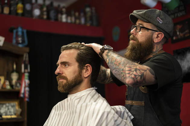 IMAGO Creative: Kreative Renaissance -- der junge Entrepreneur Hairdresser styling man s hair in salon Copyright: FrédéricxCirou B89888039