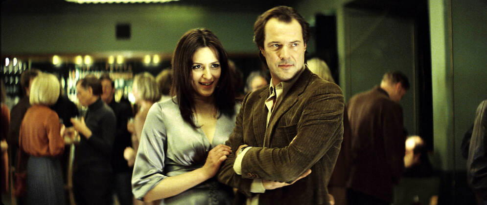 DAS LEBEN DER ANDEREN aka THE LIVES OF OTHERS Martina Gedeck, Sebastian Koch DAS LEBEN DER ANDEREN Date: 2006 Mandatory credit line: Image courtesy ARTE BR CREADO FILM WIEDEMANN &; BERG FILMPRODUKTION ARTE BR CREADO FILM WIEDEMANN & BER