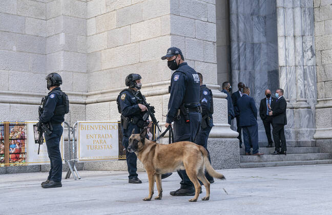 NYPD holds mass for members died of COVID-19 Police officers stand guard outside of cathedral as NYPD holds mass honoring members died of COVID-19 at St. Patrick s Cathedral. 46 members of NYPD Died during pandemic so far and many of them did not receive proper funeral due to pandemic restrictions. Almost 20% of NYPD members were sick with coronavirus during pick of pandemic in the city. Cardinal Timothy Dolan lead the mass. Mayor Bill de Blasio and Police commissioner Dermot Shea speak. New York New York United States Copyright: LevxRadin