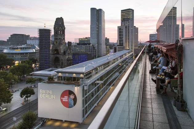 IMAGO Kreativ: Urbane Kultur - Sommer auf den Dächern Berlin - City West Von der Dachterrasse des 25hours Hotel haben Besucher einen Panoramablick uber die Berliner City West mit der Bikini Sopping mall der Gedaechtniskirche dem neuen Waldorf Astoria Hotel , sowie dem neuen Upper West Hochaus, am 25.09.2016. Berlin Berlin Deutschland