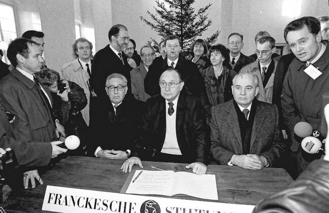 Geschichte 01.12.1993 Besuch Händel-Haus und Franckesche Stiftungen von Henry Alfred Kissinger, Michail Sergejewitsch Gorbatschow und Hans-Dietrich Genscher in Begleitung des Oberbürgermeisters der Stadt Halle Saale Klaus Peter Rauen. Halle Saale Sachsen-Anhalt Deutschland