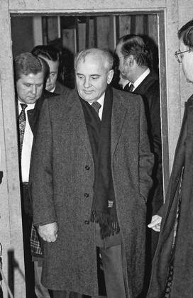 Geschichte 01.12.1993 Besuch Händel-Haus und Franckesche Stiftungen von Henry Alfred Kissinger, Michail Sergejewitsch Gorbatschow und Hans-Dietrich Genscher in Begleitung des Oberbürgermeisters der Stadt Halle Saale Klaus Peter Rauen. Halle Saale Sachsen-Anhalt Deutschland