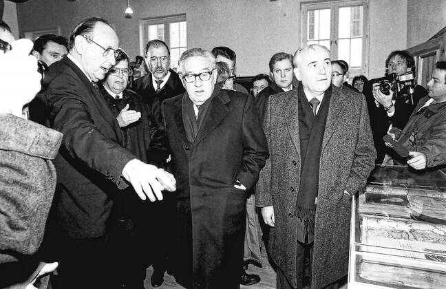 Geschichte 01.12.1993 Besuch Händel-Haus und Franckesche Stiftungen von Henry Alfred Kissinger, Michail Sergejewitsch Gorbatschow und Hans-Dietrich Genscher in Begleitung des Oberbürgermeisters der Stadt Halle Saale Klaus Peter Rauen. Halle Saale Sachsen-Anhalt Deutschland