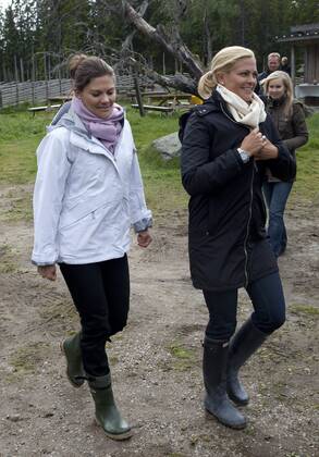 Crown Princess Victoria and Princess Madeleine Visit to the summer pasture forests, Gävleborg 2009 06 15 c Charles Hammarsten IBL royal house Sweden x2492x, Copyright: xCharlesxHammarsten TTx Besök i fäbodskogarna, Gävleborg
