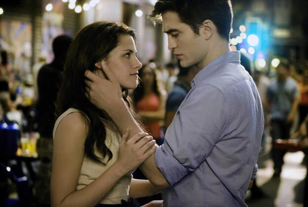 THE TWILIGHT SAGA: BREAKING DAWN PART 1 KRISTEN STEWART, ROBERT PATTINSON THE TWILIGHT SAGA: BREAKING DAWN PART 1 KRISTEN STEWART, ROBERT PATTINSON Date: 2011. Strictly editorial use only in conjunction with the promotion of the film. Credit line mandatory. This image is copyright of the film company and is supplied under the terms of issue as film still. No commercial or book cover use permitted without prior consent from the film company. Mandatory credit line: Image courtesy Ronald Grant Mary Evans SUMMIT ENTERTAINMENT
