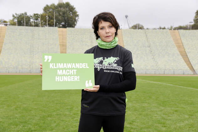 Janina Hartwig beim Fototermin zur sportichen WocheChallenge im Olympiastation München. Unter dem Motto Wir können was bewegen! ruft die Welthungerhilfe zu dieser Challenge auf und bittet um Spenden für eine Welt ohne Hunger. München, 13.10.2020