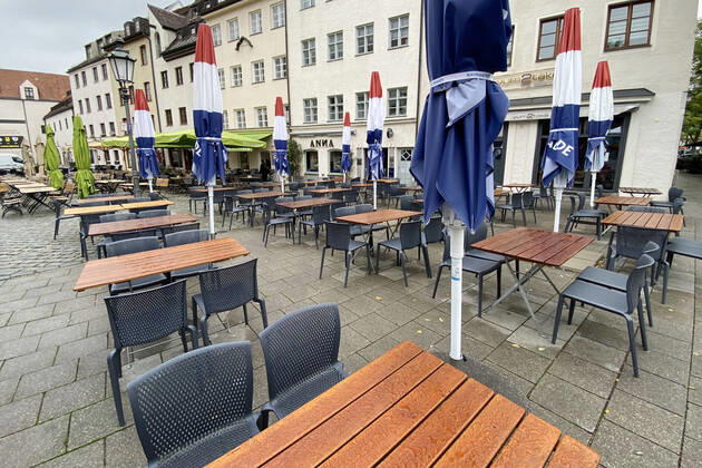 Themenbild: Coronavirus Pandemie Folgen fuer die Gastronomie. Leere, unbesetzte freie Stuehle und Tische im Aussenbereich eines Restaurants in in Muenchen am 28.09.2020. Leere Tische und Stuehle,Schliessung-Folge der Corona Pandemie,Lockdown