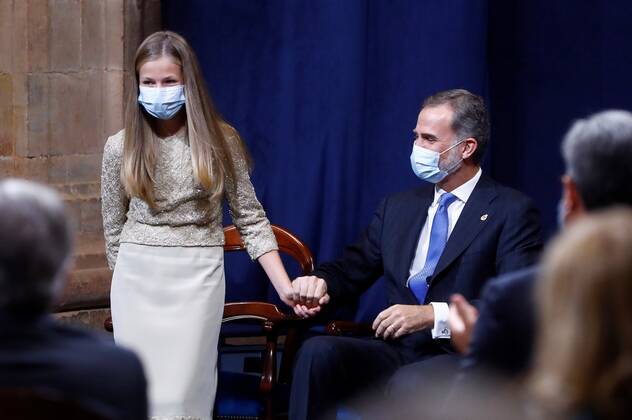 Entertainment Bilder des Tages Spain s Crown Princess Leonor (L) reacts next to her father, King Felipe VI (R), prior to delivering a speech during the Princess of Asturias Awards 2020 ceremony held at La Reconquista Hotel, in Oviedo, Spain, 16 October 2020. Princess of Asturias Awards 2020 !ACHTUNG: NUR REDAKTIONELLE NUTZUNG!  Copyright: xBallesterosx GRAF1963 20201016-637384740979177271