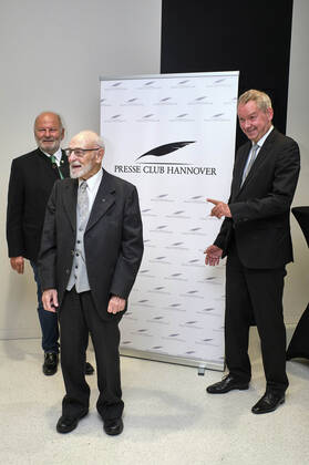 Jürgen Köster, Rolf Zick und Lutz Marmor bei der Verleihung des Leibniz-Ring-Hannover 2020 an Rolf Zick im Leineschloss. Mit dem Leibniz-Ring-Hannover ehrt der Presse Club Hannover seit 1997 jährlich Persönlichkeiten oder Institutionen, die durch eine herausragende Leistung auf sich aufmerksam gemacht oder durch ihr Lebenswerk ein besonderes Zeichen gesetzt haben. Hannover, 20.10.2020
