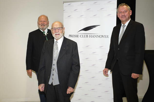 Jürgen Köster, Rolf Zick und Lutz Marmor bei der Verleihung des Leibniz-Ring-Hannover 2020 an Rolf Zick im Leineschloss. Mit dem Leibniz-Ring-Hannover ehrt der Presse Club Hannover seit 1997 jährlich Persönlichkeiten oder Institutionen, die durch eine herausragende Leistung auf sich aufmerksam gemacht oder durch ihr Lebenswerk ein besonderes Zeichen gesetzt haben. Hannover, 20.10.2020