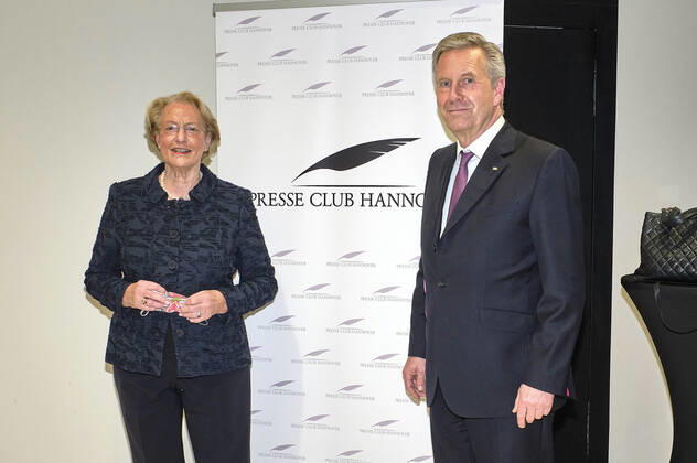 Eske Nannen und Christian Wulff bei der Verleihung des Leibniz-Ring-Hannover 2020 an Rolf Zick im Leineschloss. Mit dem Leibniz-Ring-Hannover ehrt der Presse Club Hannover seit 1997 jährlich Persönlichkeiten oder Institutionen, die durch eine herausragende Leistung auf sich aufmerksam gemacht oder durch ihr Lebenswerk ein besonderes Zeichen gesetzt haben. Hannover, 20.10.2020