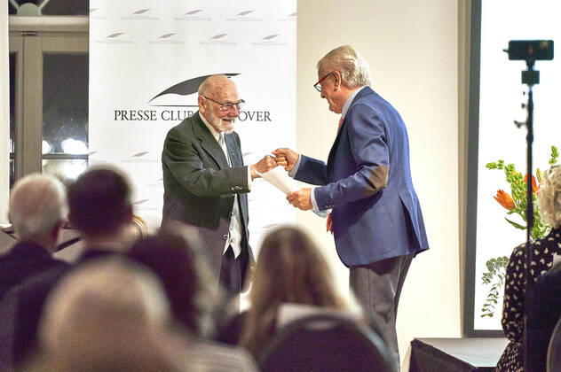 Rolf Zick und Jürgen Gansäuer bei der Verleihung des Leibniz-Ring-Hannover 2020 an Rolf Zick im Leineschloss. Mit dem Leibniz-Ring-Hannover ehrt der Presse Club Hannover seit 1997 jährlich Persönlichkeiten oder Institutionen, die durch eine herausragende Leistung auf sich aufmerksam gemacht oder durch ihr Lebenswerk ein besonderes Zeichen gesetzt haben. Hannover, 20.10.2020