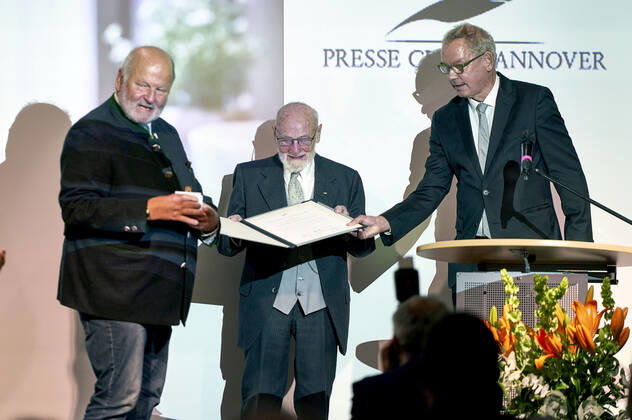 Jürgen Köster, Rolf Zick und Lutz Marmor bei der Verleihung des Leibniz-Ring-Hannover 2020 an Rolf Zick im Leineschloss. Mit dem Leibniz-Ring-Hannover ehrt der Presse Club Hannover seit 1997 jährlich Persönlichkeiten oder Institutionen, die durch eine herausragende Leistung auf sich aufmerksam gemacht oder durch ihr Lebenswerk ein besonderes Zeichen gesetzt haben. Hannover, 20.10.2020