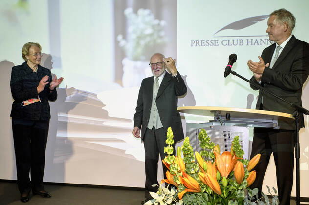 Eske Nannen, Rolf Zick und Lutz Marmor bei der Verleihung des Leibniz-Ring-Hannover 2020 an Rolf Zick im Leineschloss. Mit dem Leibniz-Ring-Hannover ehrt der Presse Club Hannover seit 1997 jährlich Persönlichkeiten oder Institutionen, die durch eine herausragende Leistung auf sich aufmerksam gemacht oder durch ihr Lebenswerk ein besonderes Zeichen gesetzt haben. Hannover, 20.10.2020
