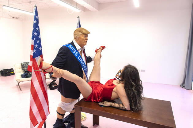 Bilder des Jahres 2020, Entertainment 10 Oktober Entertainment Themen der Woche KW43 Entertainment Bilder des Tages October 23, 2020, London, United Kingdom: Trump and Miss Universe art installation by English artist Alison Jackson, known for her lookalike photographs of celebrities in Soho, London..The work shows Donald Trump with two American flags, wearing a sash with Miss Universe on having sexual intercourse. London United Kingdom - ZUMAs197 20201023_zaa_s197_046 Copyright: xDavexRushenx