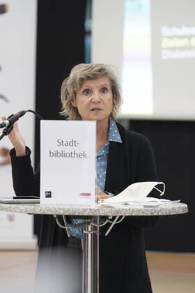 Verleihung der 1. NRW Bildungspartnerplakette an die Stadtbibliothek Aktuell, Koeln, 29.10.2020, Dr. Hannelore Vogt Direktorin der Stadtbibliothek Koeln im Portrait bei der Ueberreichung der ersten Bildungspartnerplakette an die Stadtbibliothek Koeln im Rahmen der Initiative Bildungspartner NRW Bibliothek und Schule Koeln Nordrhein-Westfalen Deutschland
