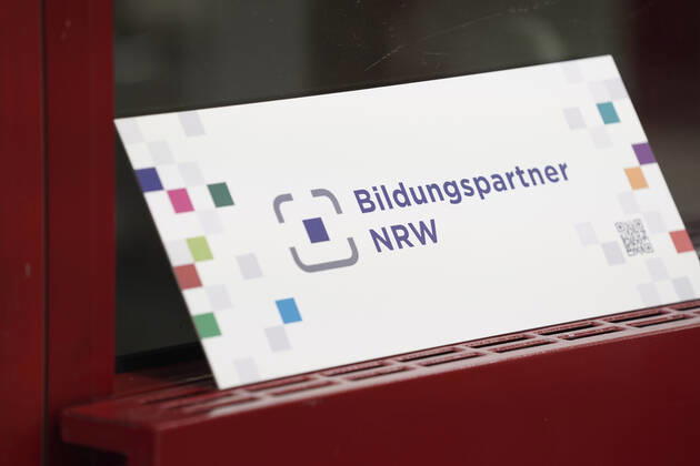 Verleihung der 1. NRW Bildungspartnerplakette an die Stadtbibliothek Aktuell, Koeln, 29.10.2020,Foto der Bildungspartnerplakette und Urkunde fuer die Stadtbibliothek Koeln Koeln Nordrhein-Westfalen Deutschland