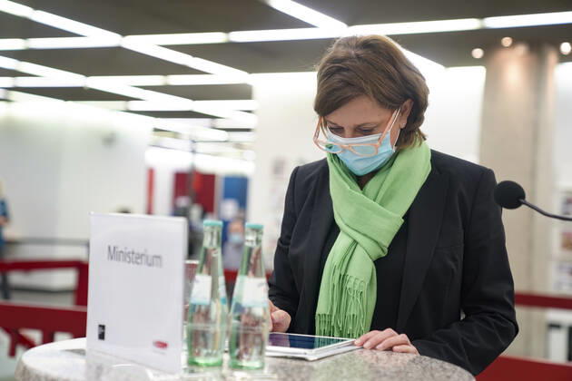 Verleihung der 1. NRW Bildungspartnerplakette an die Stadtbibliothek Aktuell, Koeln, 29.10.2020, Yvonne Gebauer NRW Schul- und Bildungsministerin am Tablet bei der Ueberreichung der ersten Bildungspartnerplakette an die Stadtbibliothek Koeln im Rahmen der Initiative Bildungspartner NRW Bibliothek und Schule Koeln Nordrhein-Westfalen Deutschland