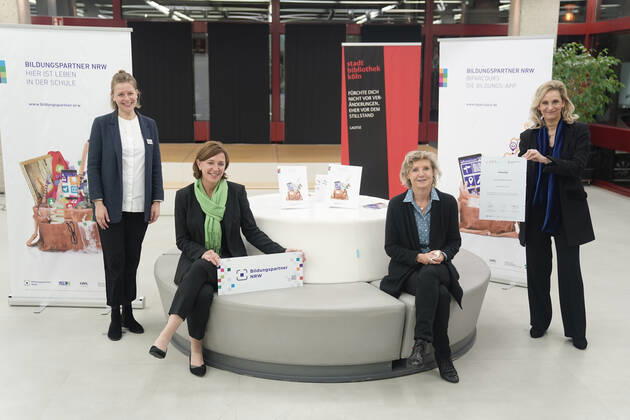 Verleihung der 1. NRW Bildungspartnerplakette an die Stadtbibliothek Aktuell, Koeln, 29.10.2020, Yvonne Gebauer NRW Schul- und Bildungsministerin, Ulrike Lubek LVR-Direktorin, Dr. Hannelore Vogt Direktorin der Stadtbibliothek Koeln und Kim Marie Stachelhaus LVR Mitarbeiter fuer den Bereich Bibliothek und Schule bei der Ueberreichung der ersten Bildungspartnerplakette an die Stadtbibliothek Koeln im Rahmen der Initiative Bildungspartner NRW Bibliothek und Schule Koeln Nordrhein-Westfalen Deutschland