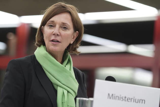 Verleihung der 1. NRW Bildungspartnerplakette an die Stadtbibliothek Aktuell, Koeln, 29.10.2020, Yvonne Gebauer NRW Schul- und Bildungsministerin im Portrait bei der Ueberreichung der ersten Bildungspartnerplakette an die Stadtbibliothek Koeln im Rahmen der Initiative Bildungspartner NRW Bibliothek und Schule Koeln Nordrhein-Westfalen Deutschland