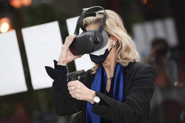 Verleihung der 1. NRW Bildungspartnerplakette an die Stadtbibliothek Aktuell, Koeln, 29.10.2020, Ulrike Lubek LVR-Direktorin mit VR Brille bei der Ueberreichung der ersten Bildungspartnerplakette an die Stadtbibliothek Koeln im Rahmen der Initiative Bildungspartner NRW Bibliothek und Schul Koeln Nordrhein-Westfalen Deutschland