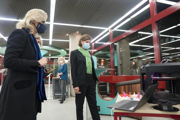 Verleihung der 1. NRW Bildungspartnerplakette an die Stadtbibliothek Aktuell, Koeln, 29.10.2020, Yvonne Gebauer NRW Schul- und Bildungsministerin und Ulrike Lubek LVR-Direktorin,bei einem Rundgang durch die Stadtbibliothek Koeln Koeln Nordrhein-Westfalen Deutschland