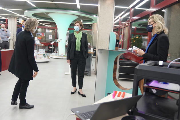 Verleihung der 1. NRW Bildungspartnerplakette an die Stadtbibliothek Aktuell, Koeln, 29.10.2020, Yvonne Gebauer NRW Schul- und Bildungsministerin und Ulrike Lubek LVR-Direktorin, Dr. Hannelore Vogt Direktorin der Stadtbibliothek Koeln bei einem Rundgang durch die Stadtbibliothek Koeln Koeln Nordrhein-Westfalen Deutschland