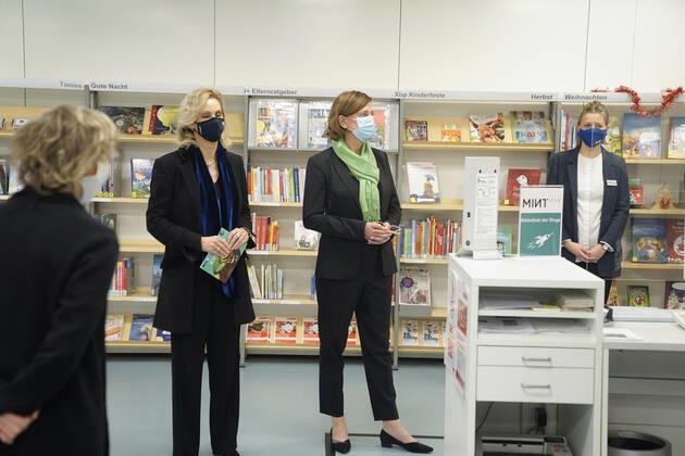 Verleihung der 1. NRW Bildungspartnerplakette an die Stadtbibliothek Aktuell, Koeln, 29.10.2020, Yvonne Gebauer NRW Schul- und Bildungsministerin und Ulrike Lubek LVR-Direktorin, Dr. Hannelore Vogt Direktorin der Stadtbibliothek Koeln bei einem Rundgang durch die Stadtbibliothek Koeln Koeln Nordrhein-Westfalen Deutschland
