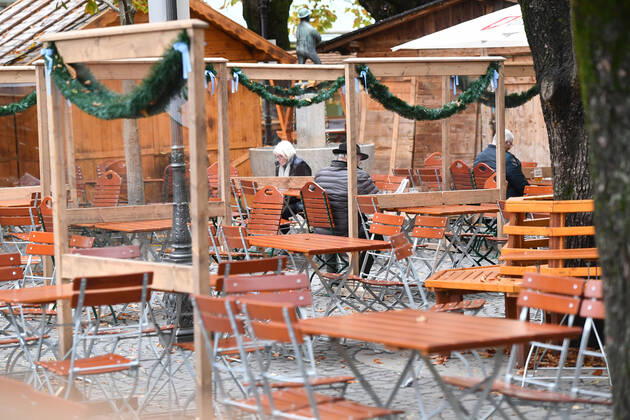 Themenbild: Coronavirus Pandemie Folgen fuer die Gastronomie. Spaerlich besetzte Stuehle und Tische im Aussenbereich eines Biergartens auf dem Viktualienmarkt in Muenchen am 27.10.2020. Zwischen den Tischen stehen Plexiglaswaende zum Schutz der Gaeste. Ab dem 2.November muss wegen dem Lockdown light die Gastronomie geschlossen bleiben, Schliessung-Folge der Corona Pandemie,Lockdown,Shutdown,Inzidenzwert.