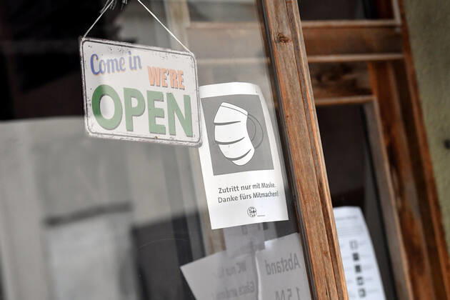 Themenbild: Coronavirus Pandemie Folgen fuer die Gastronomie. Hinweis Betreten nur mit Mundschutz,Maske , Come in- we are open,wir haben geoffnet am Eingang zu einer Bar,Kneipe in Muenchen am 27.10.2020. Ab dem 2.November muss wegen dem Lockdown light die Gastronomie geschlossen bleiben, Schliessung-Folge der Corona Pandemie,Lockdown,Shutdown,Inzidenzwert.