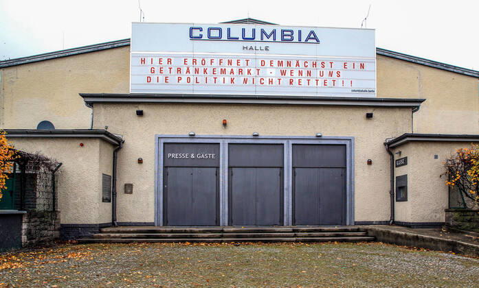 Bilder des Jahres 2020, News 10 Oktober News Themen der Woche KW44 News Bilder des Tages Columbia Halle geschlossen Berlin, 31.10.2020: Konzerthaeuser und Veranstaltungsraeume muessen aufgrund der neuen Corona-Verordnungen ab 02.11.20 wieder schliessen. Schriftzug an Columbia Halle zeigt: Hier eroeffnet demnaechst ein Getraenkemarkt - wenn uns die Politik nicht rettet!! Berlin Deutschland Columbia Halle