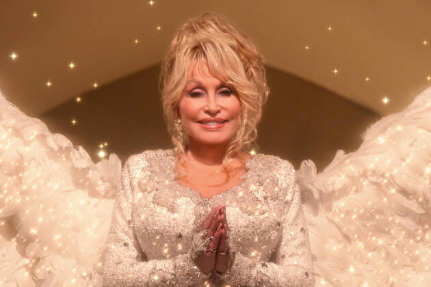 Dolly Parton, Dolly Parton s Christmas on the Square (2020) Credit: Netflix The Hollywood Archive Los Angeles CA  Copyright: xCOURTESYxOFxNETFLIXx 34060007THA