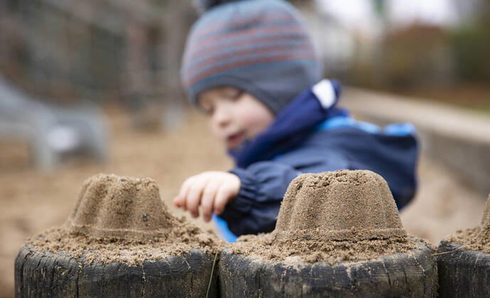 IMAGO Creative: Gesellschaft, Armut Thema: Kind sitzt alleine auf einem Spielplatz.