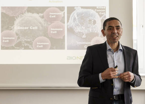 BIONTECH Pressereise der Staatskanzlei Rheinland-Pfalz 2018, Chemieunternehmen, Mediziner Ugur Sahin hält einen Vortrag 30.08.2018